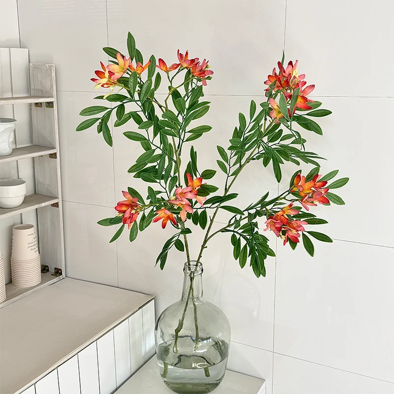 Dekorativer Kunstblütenzweig mit zarten Blüten Karnz
