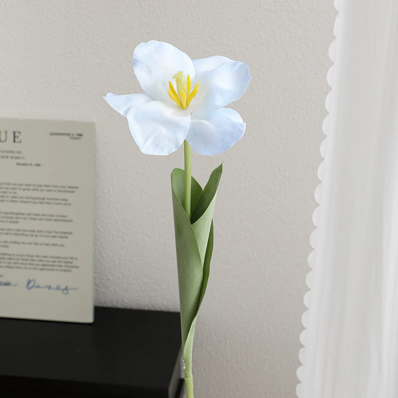 Künstliche Tulpenblüte mit detaillierten Blütenblättern Karnz