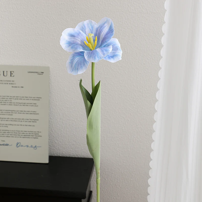 Künstliche Tulpenblüte mit detaillierten Blütenblättern Karnz