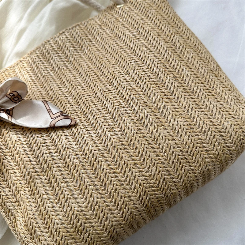 Geflochtene Strohtasche mit dekorativem Schal