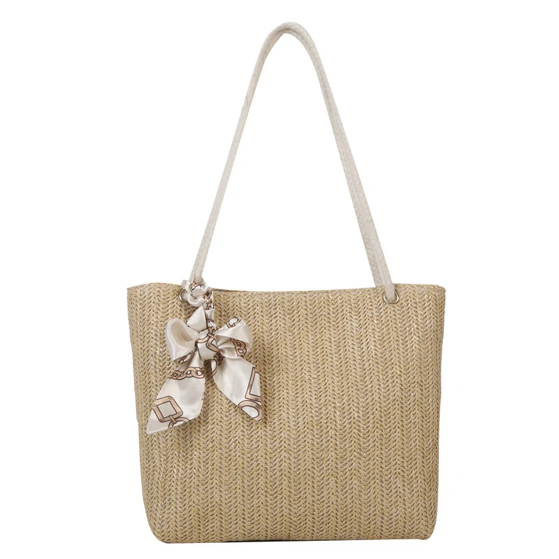 Geflochtene Strohtasche mit dekorativem Schal
