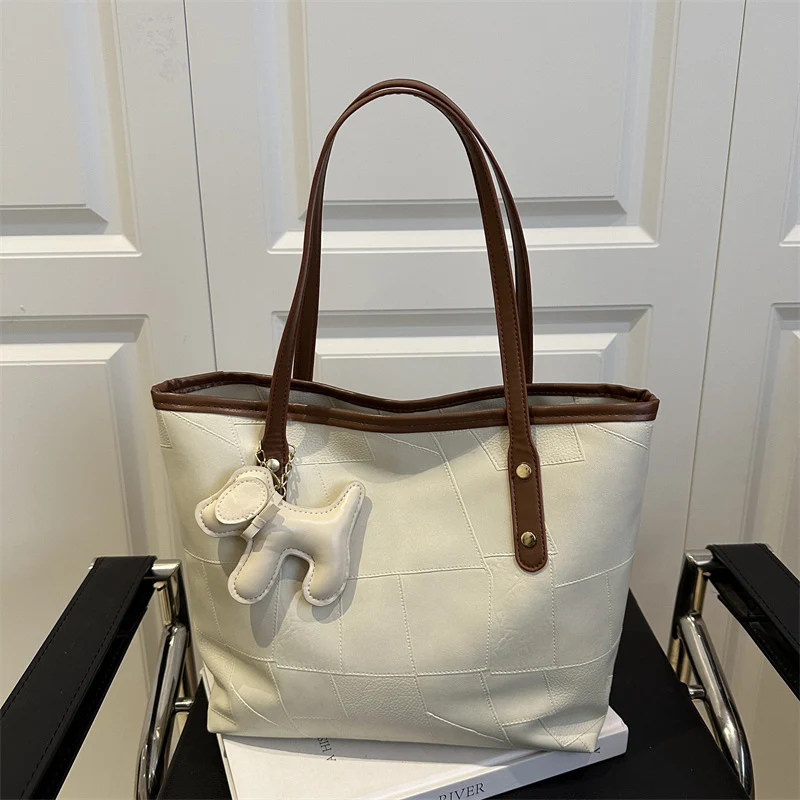 Stylische strukturierte Tragetasche mit dekorativem Charme