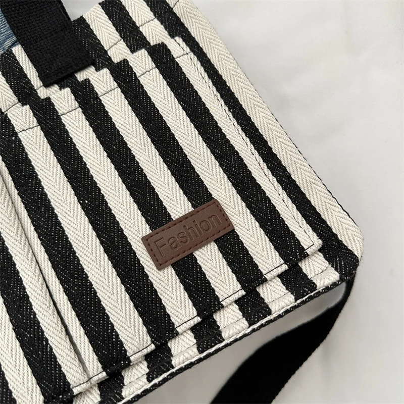 Stylische gestreifte Stofftasche