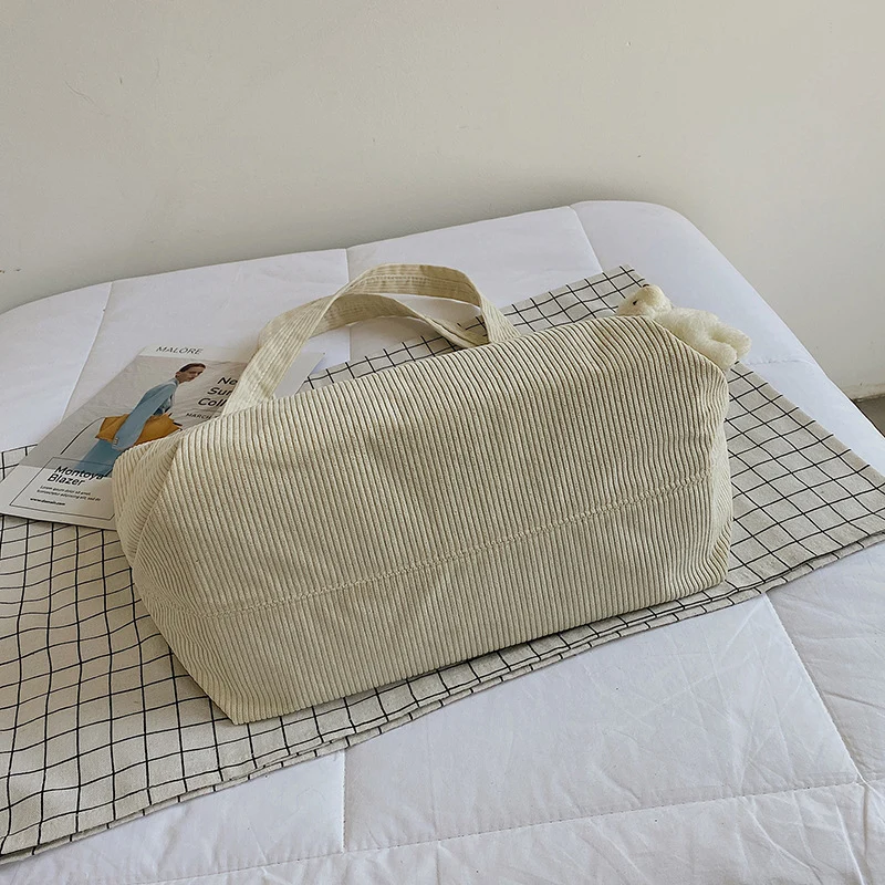 Funktionale Corduroy Tote Bag mit Flauschigen Charm