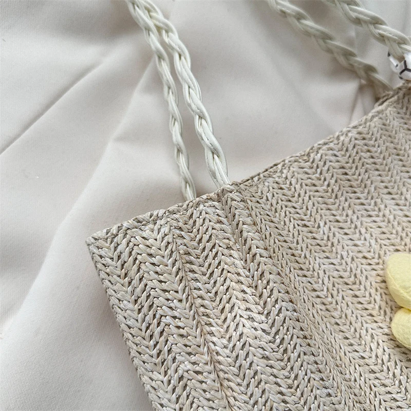 Blumengeschmückte Strohtasche