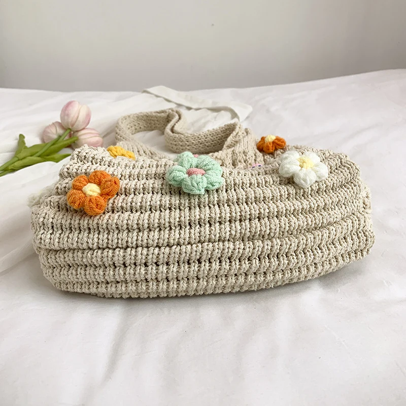Blumenverziertes gehäkeltes Tote