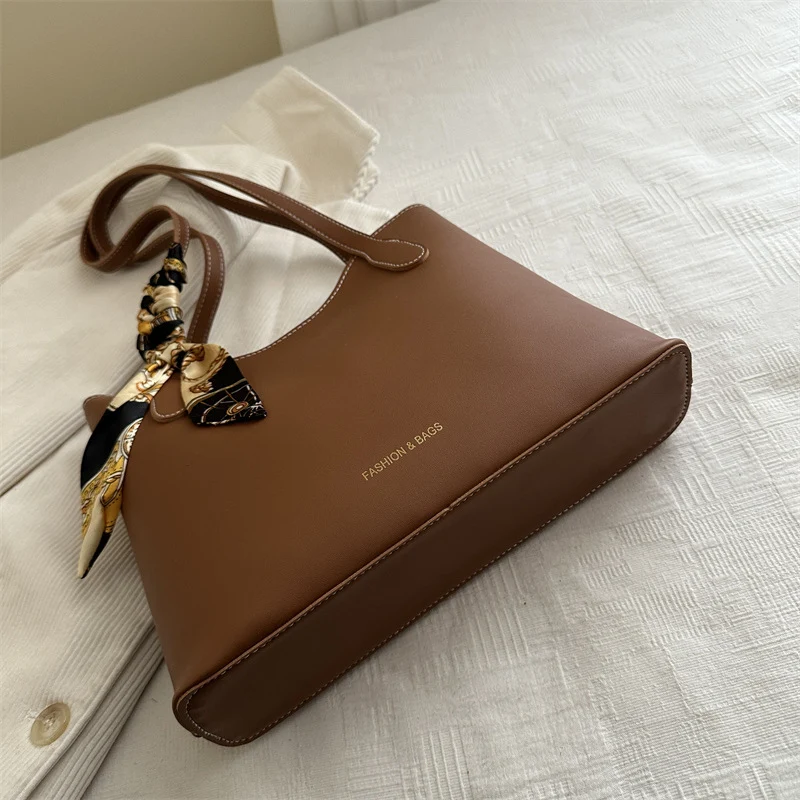 Elegante Strukturierte Tote-Handtasche mit Dekorativem Schal