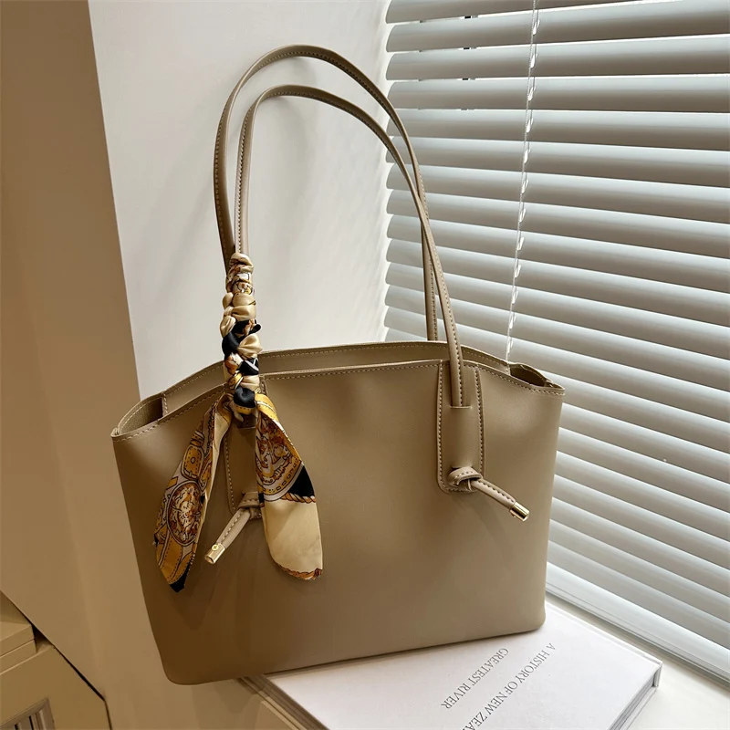 Elegante Schal-Akzent-Handtasche