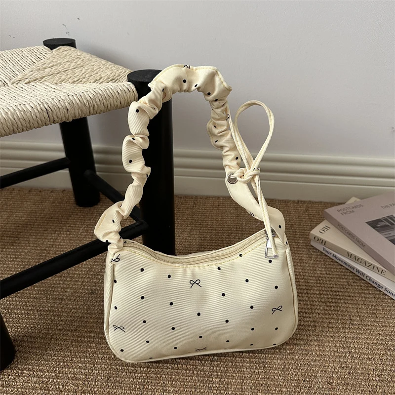 Süßes, mit Schleifen verziertes Mini-Handtasche