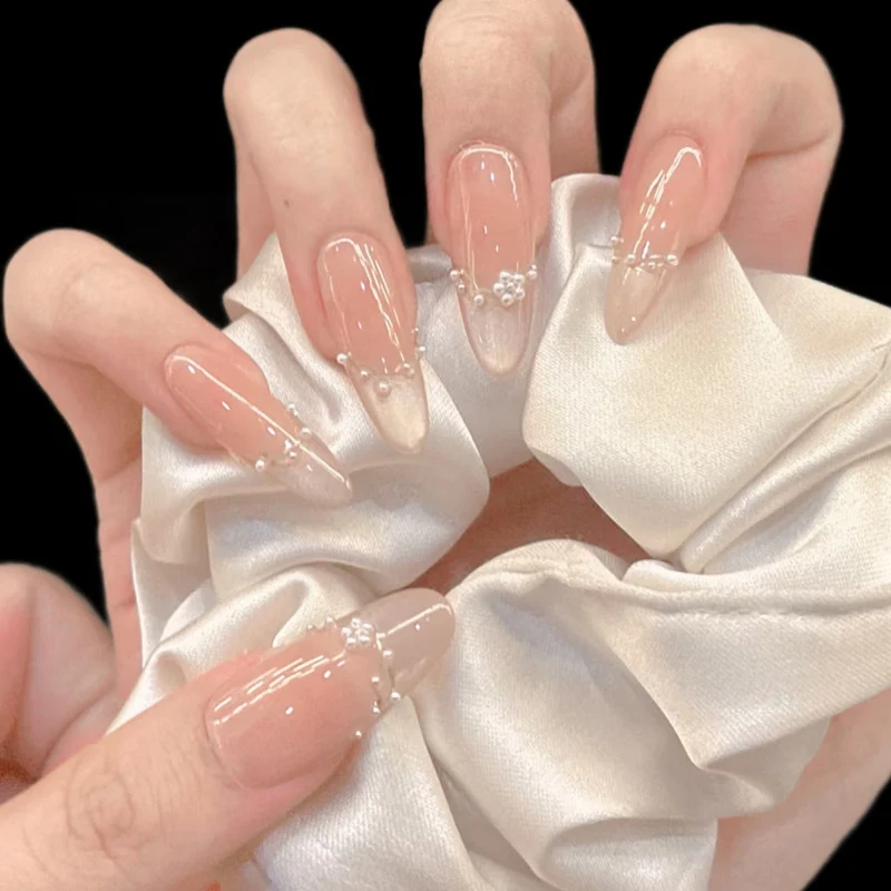 Elegante Stiletto-Press-On-Nagelspitzen mit Perlenakzenten Karnz