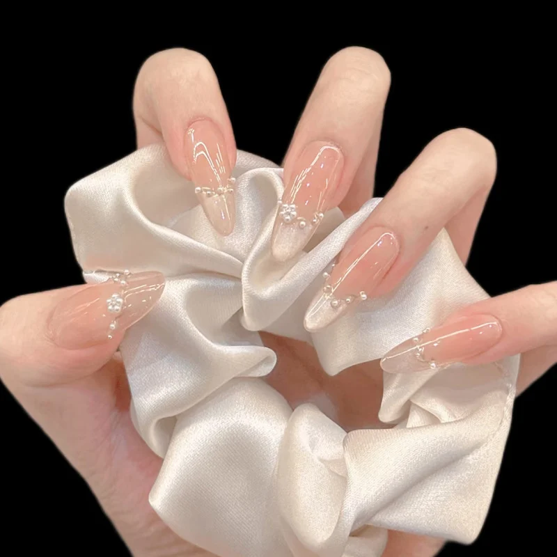 Elegante Stiletto-Press-On-Nagelspitzen mit Perlenakzenten Karnz