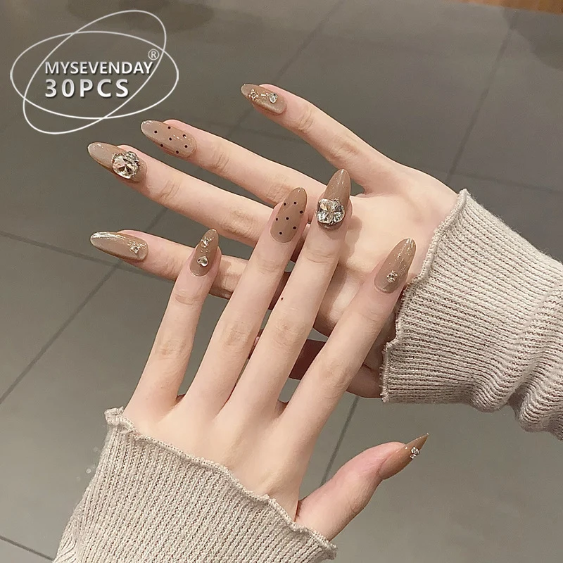 Elegantes Stiletto Press-On-Nagelset mit Kristallakzenten Karnz