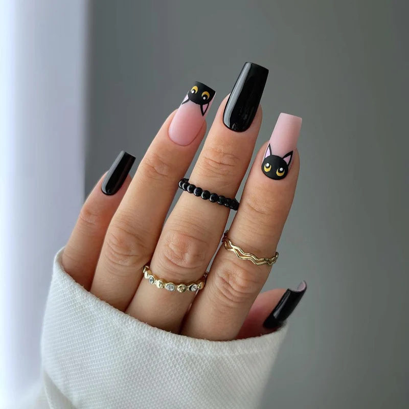 Elegante Stiletto Press-On Nagelkunst mit Strass-Akzenten Karnz