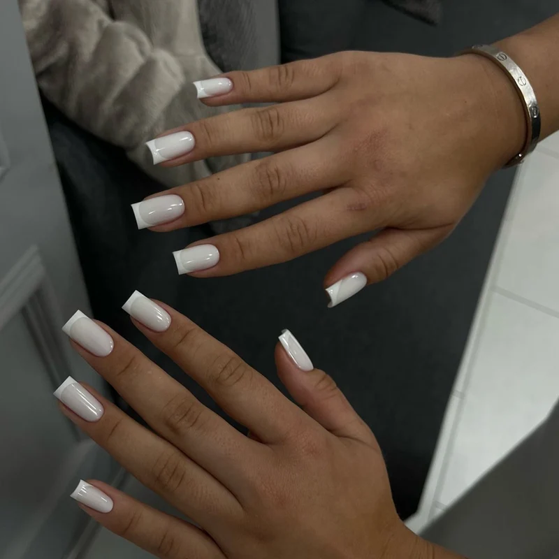 Elegante Stiletto Press-On Nagelkunst mit Strass-Akzenten Karnz