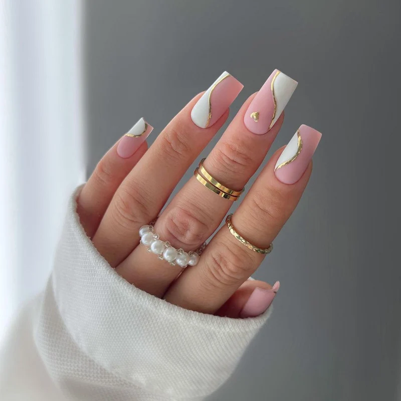 Elegante Stiletto Press-On Nagelkunst mit Strass-Akzenten Karnz