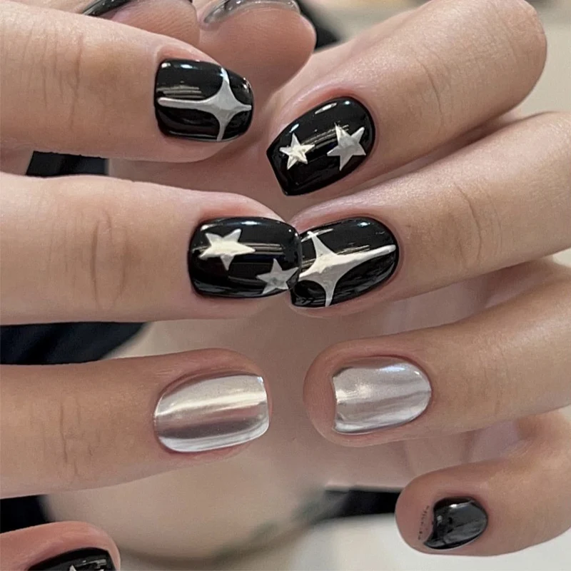 Elegante Stiletto Press-On Nagelkunst mit Strass-Akzenten Karnz