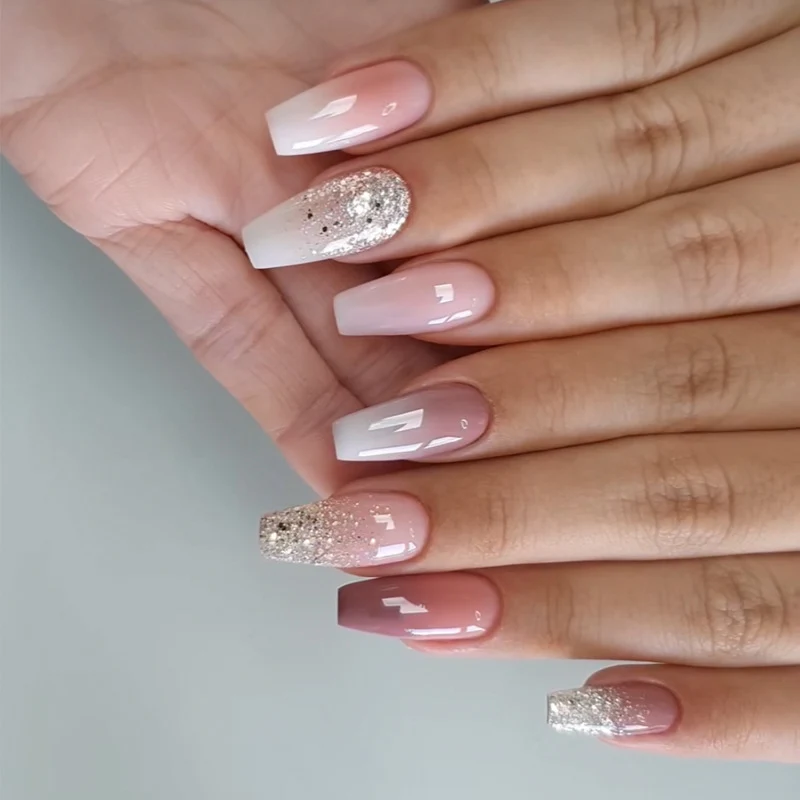 Elegante Stiletto Press-On Nagelkunst mit Strass-Akzenten Karnz
