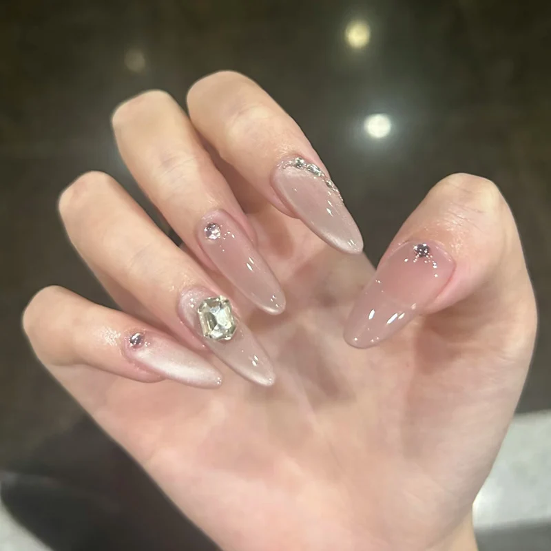 Elegantes Stiletto Press-On Nail Art Set mit glitzernden Akzenten Karnz