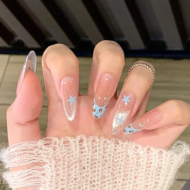 Elegante Druck-Nageltips mit goldenen Akzenten Karnz