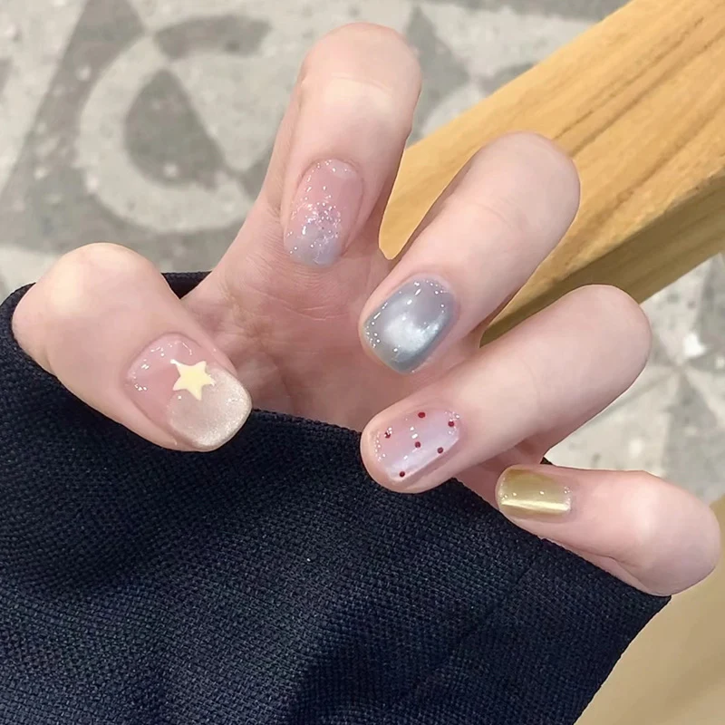 Elegante Druck-Nageltips mit goldenen Akzenten Karnz
