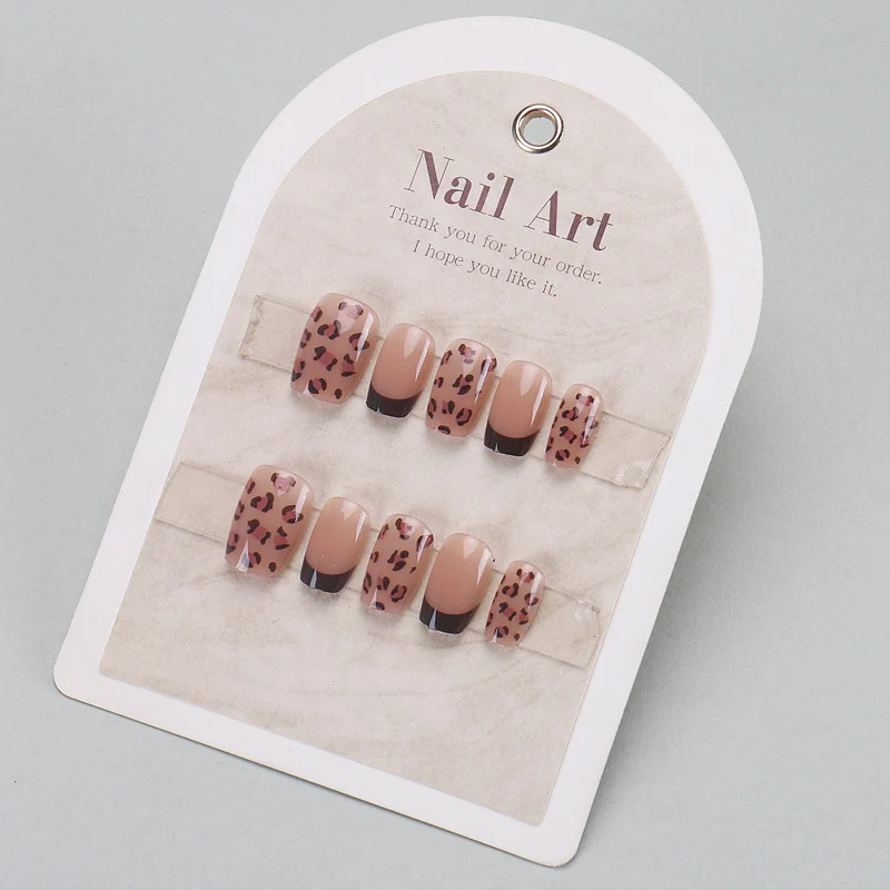 Elegante Druck-Nageltips mit goldenen Akzenten Karnz