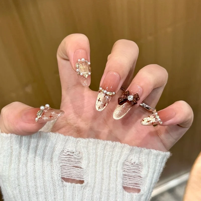 Elegante Druck-Nageltips mit goldenen Akzenten Karnz