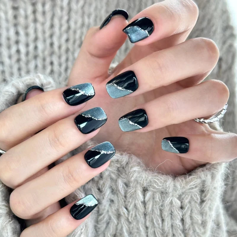 Elegante Druck-Nageltips mit goldenen Akzenten Karnz
