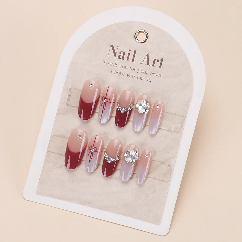 Elegante Druck-Nageltips mit goldenen Akzenten Karnz