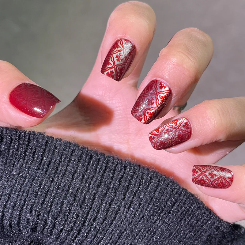 Elegante Druck-Nageltips mit goldenen Akzenten Karnz