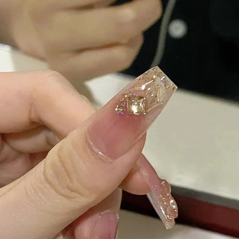 Elegantes Press-On-Nagelset mit glitzerndem Akzent Karnz