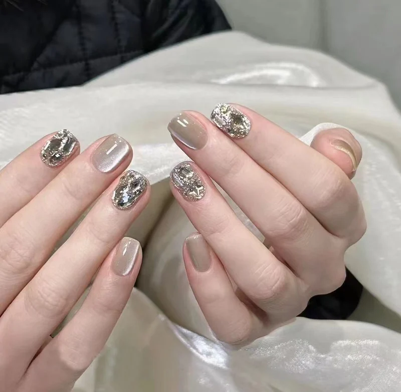Elegantes Press-On-Nagelset mit Glitter- und Glanzfinish Karnz