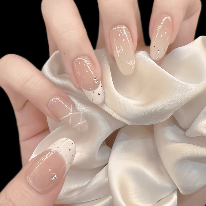 Elegantes Press-On-Nagelset mit künstlerischen Details Karnz