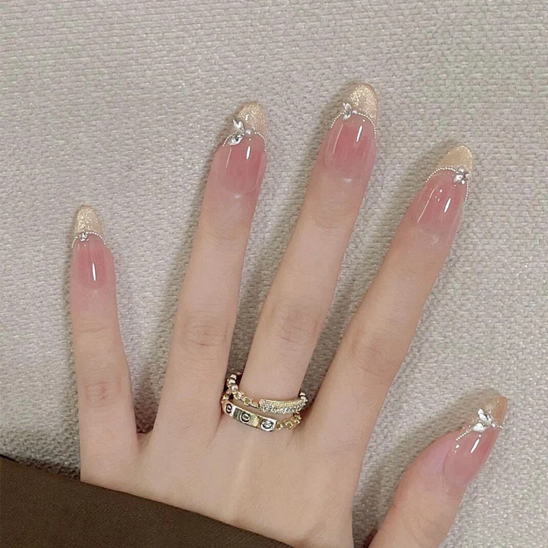 Elegantes Press-On-Nagelset mit künstlerischen Details Karnz