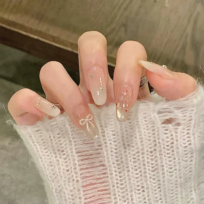 Elegantes Press-On-Nagelset mit künstlerischen Details Karnz