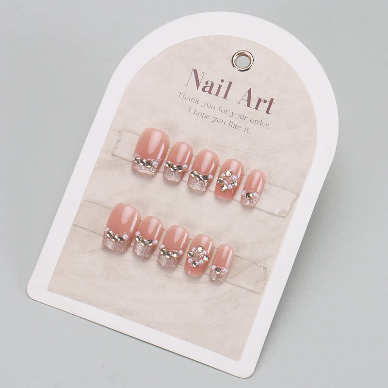 Elegantes Press-On-Nageldesign mit Strassakzenten Karnz