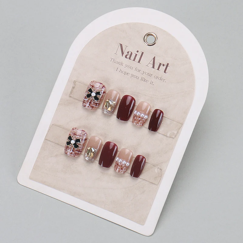 Elegantes Press-On-Nageldesign mit Strassakzenten Karnz