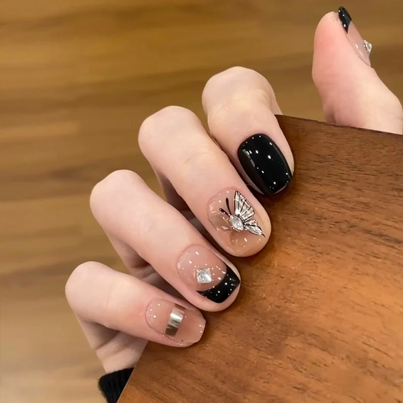 Elegantes Press-On-Nageldesign mit Strassakzenten Karnz
