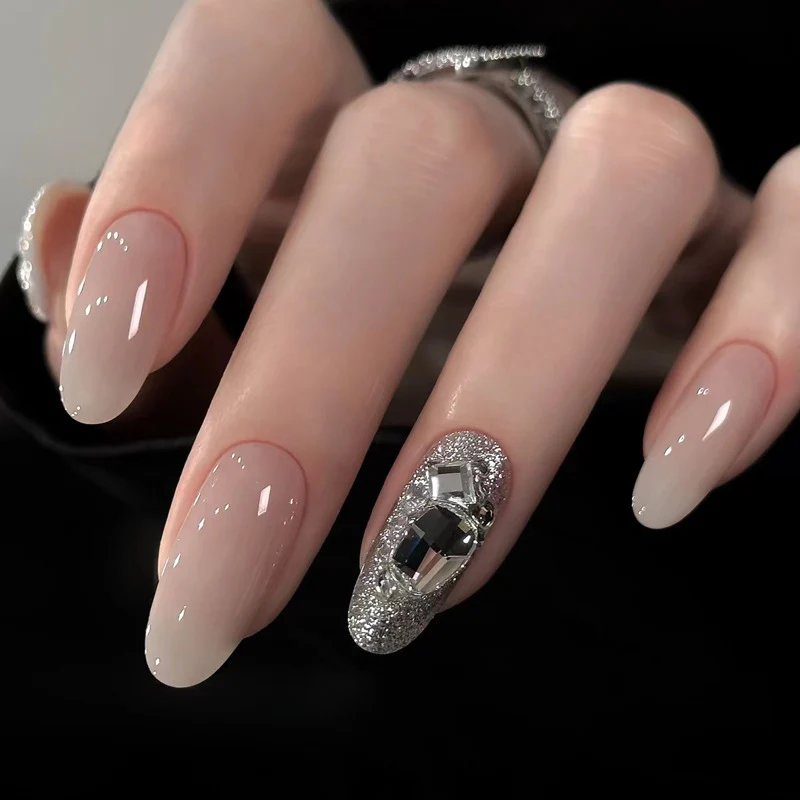 Elegantes Press-On-Nageldesign mit Strassakzenten Karnz