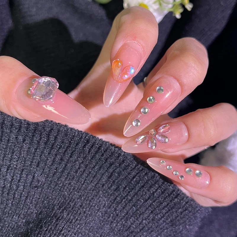 Elegantes Press-On-Nageldesign mit Strassakzenten Karnz