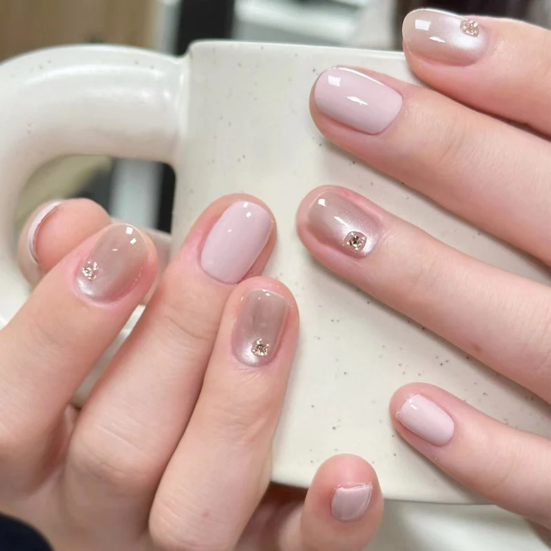 Elegantes Press-On-Nageldesign mit Strassakzenten Karnz