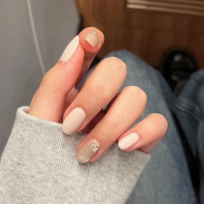 Elegantes Press-On-Nageldesign mit Strassakzenten Karnz