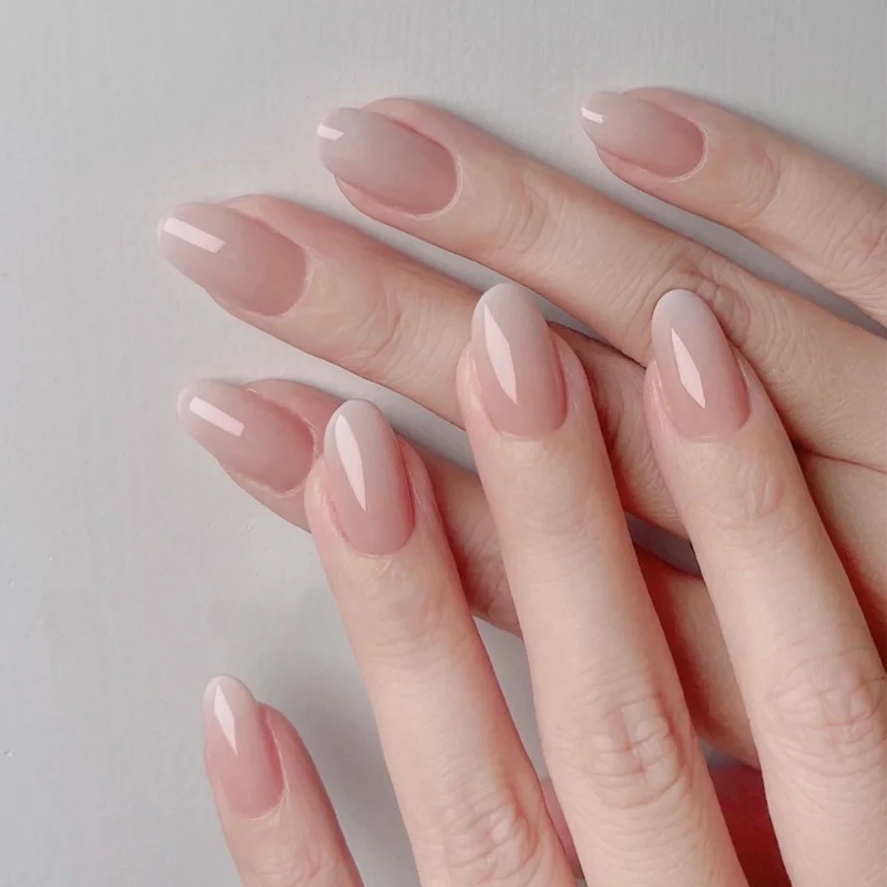 Elegantes Press-On-Nageldesign mit Strassakzenten Karnz