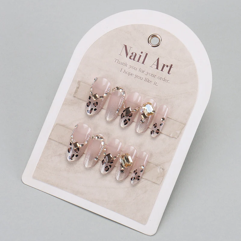 Elegantes Press-On-Nageldesign mit Strassakzenten Karnz