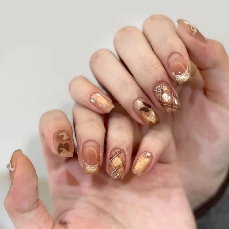 Elegantes Press-On-Nageldesign mit Strassakzenten Karnz