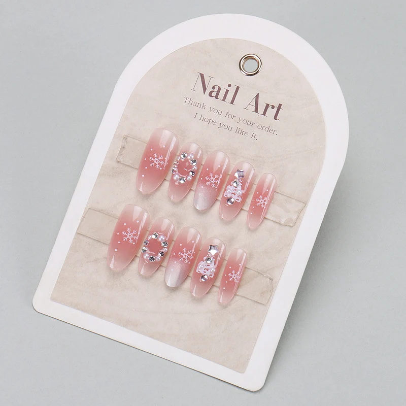 Elegantes Press-On-Nageldesign mit Strassakzenten Karnz