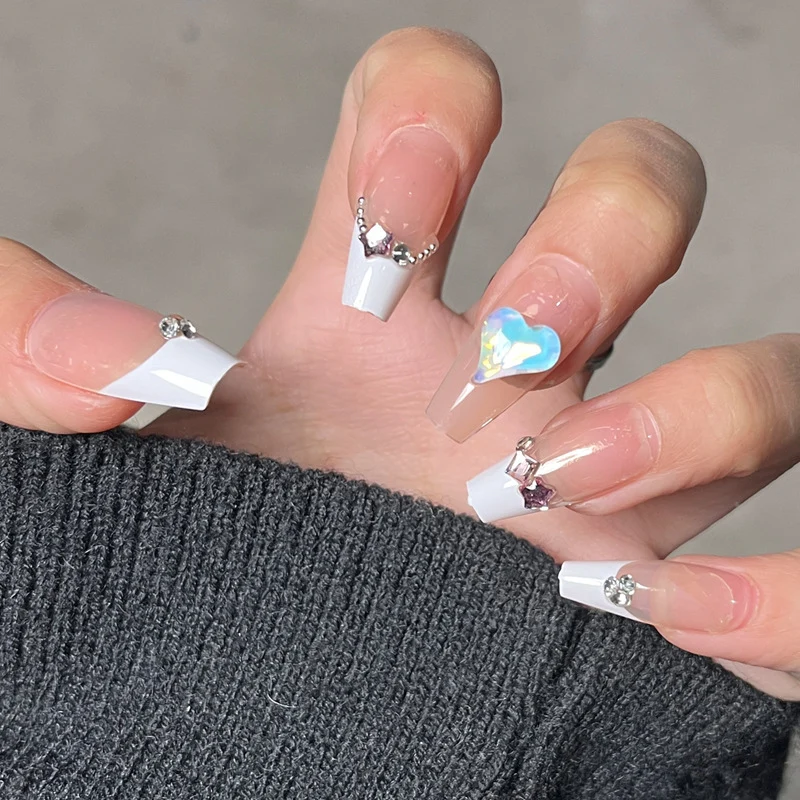 Elegantes Press-On-Nageldesign mit Strassakzenten Karnz