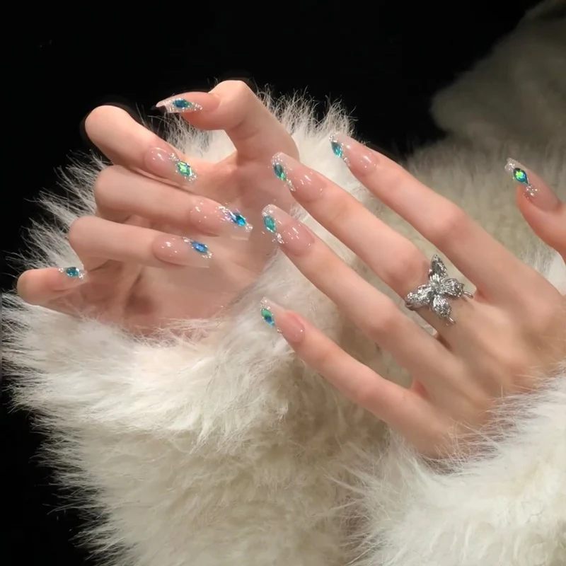 Premium Dekorative Nagelkunst Tipps mit Edelsteinakzenten Karnz