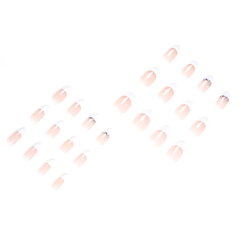 Stilvolle Nagelkunst mit Glitzer-Akzenten Karnz