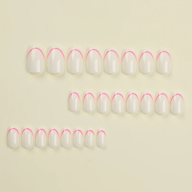 Stilvolle Kunstnägel mit elegantem French-Tip und modernen Akzenten Karnz
