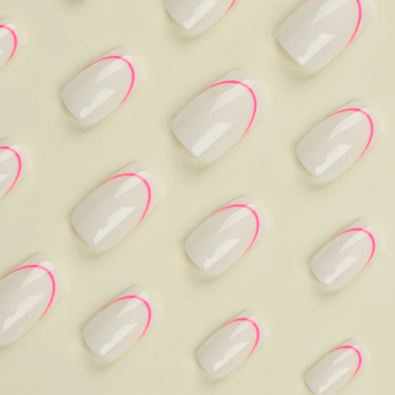 Stilvolle Kunstnägel mit elegantem French-Tip und modernen Akzenten Karnz